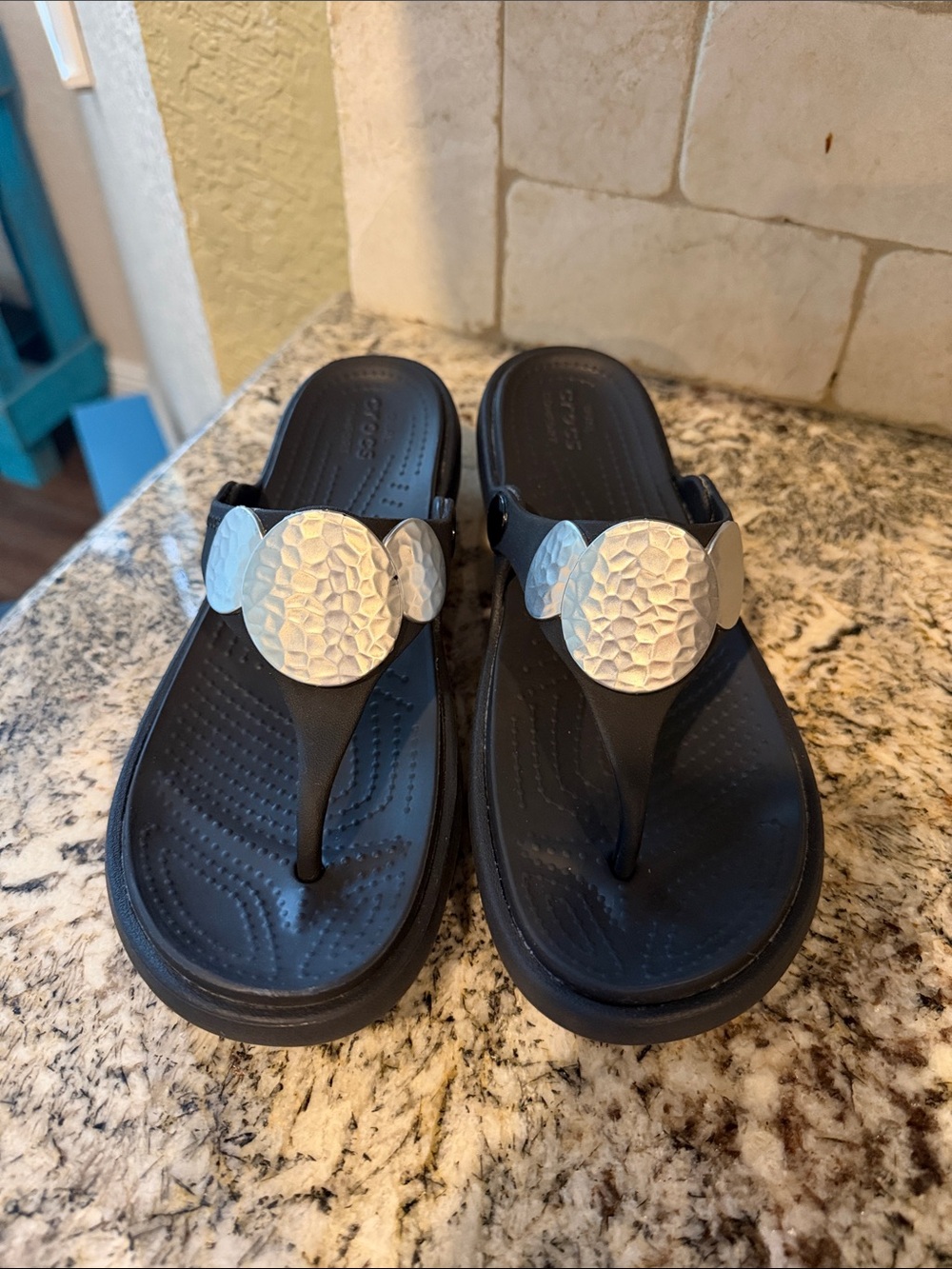 Crocs Sanrah Flip Flops Womens Sz 7 Hammered Circle Wedge Black Silver Sandals